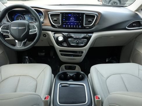 Used 2017 Chrysler Pacifica Touring-L Plus w/ Tire & Wheel Group image 7