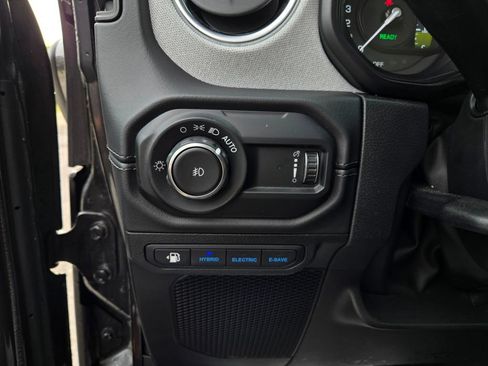 Used 2025 Jeep Wrangler Unlimited Sahara AWD/4WD image 14