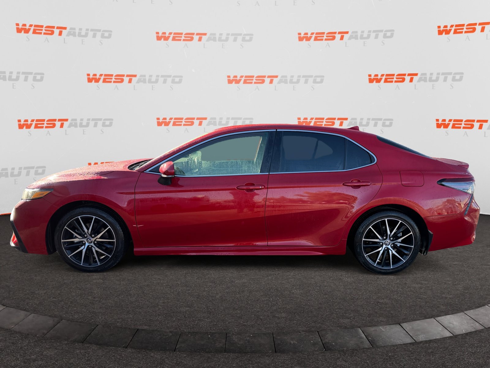 Used 2023 Toyota Camry SE FWD image 2