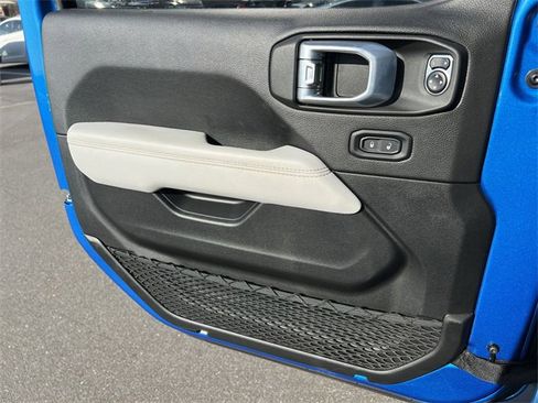 Used 2022 Jeep Gladiator Overland image 25