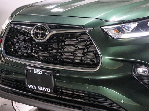 Used 2023 Toyota Highlander Platinum FWD image 8