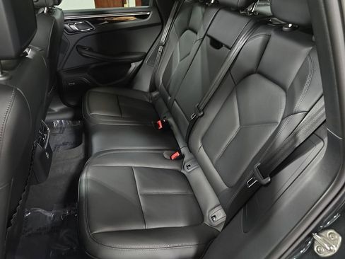 Certified 2025 Porsche Macan AWD/4WD image 24