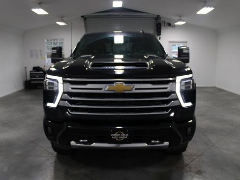 Used 2024 Chevrolet Silverado 2500 High Country w/ High Country Premium Package AWD/4WD image 3