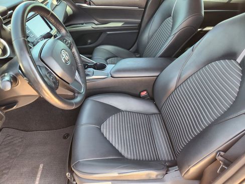 Used 2019 Toyota Camry SE w/ Convenience Package FWD image 10