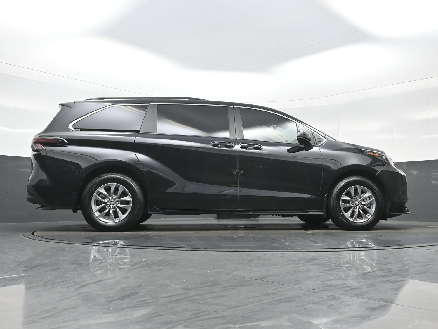 Used 2025 Toyota Sienna LE AWD/4WD image 34