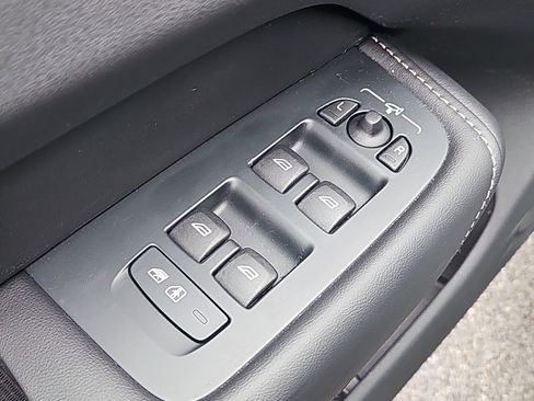 Used 2025 Volvo XC60 B5 Ultra image 23