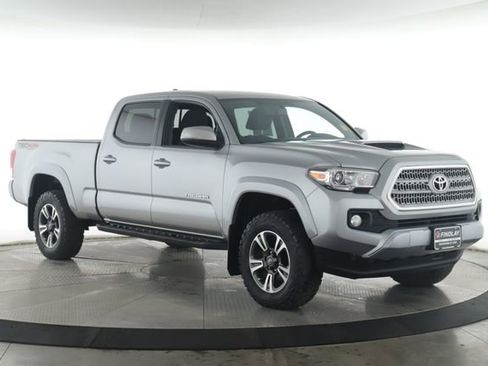 Used 2017 Toyota Tacoma TRD Sport AWD/4WD image 2