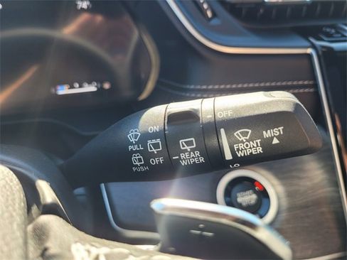 Used 2025 Jeep Grand Cherokee Limited w/ Luxury Tech Group II image 27