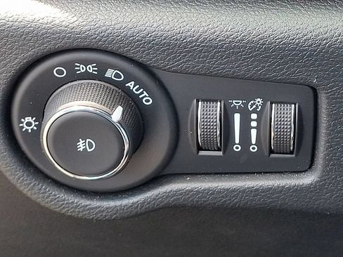 Used 2025 Chrysler Pacifica Select AWD/4WD image 23