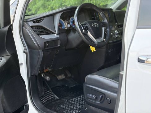 Used 2017 Toyota Sienna SE Premium FWD image 11