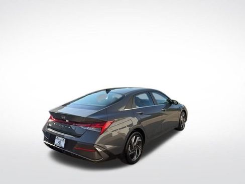 Used 2024 Hyundai Elantra SEL w/ Convenience Package FWD image 3