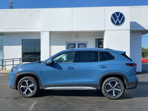 New 2025 Volkswagen Tiguan SE w/ Panoramic Sunroof Package image 12