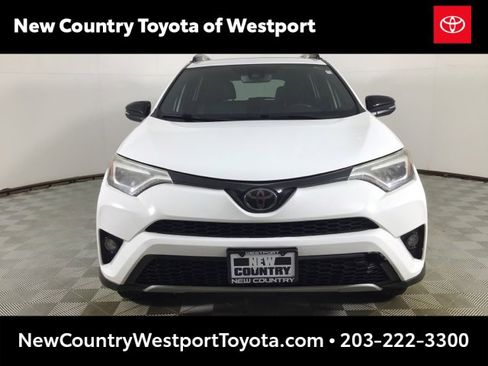 Used 2018 Toyota RAV4 SE image 2