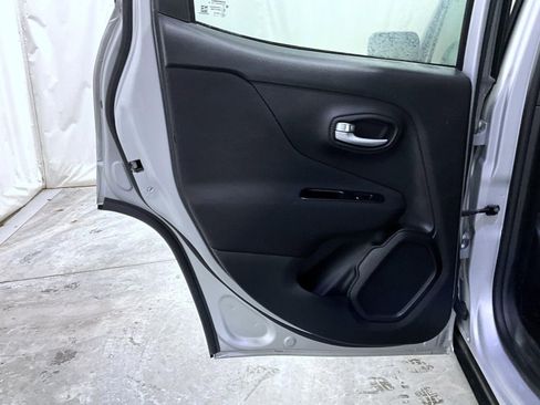 Used 2020 Jeep Renegade Latitude w/ Cold Weather Group image 18