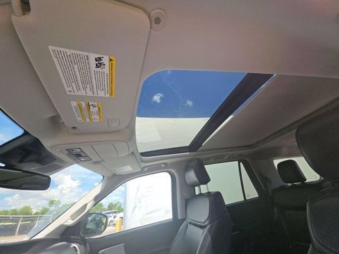 Used 2025 Ford Expedition Active RWD image 6