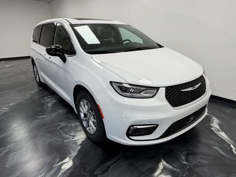 New 2026 Chrysler Pacifica Limited FWD image 19