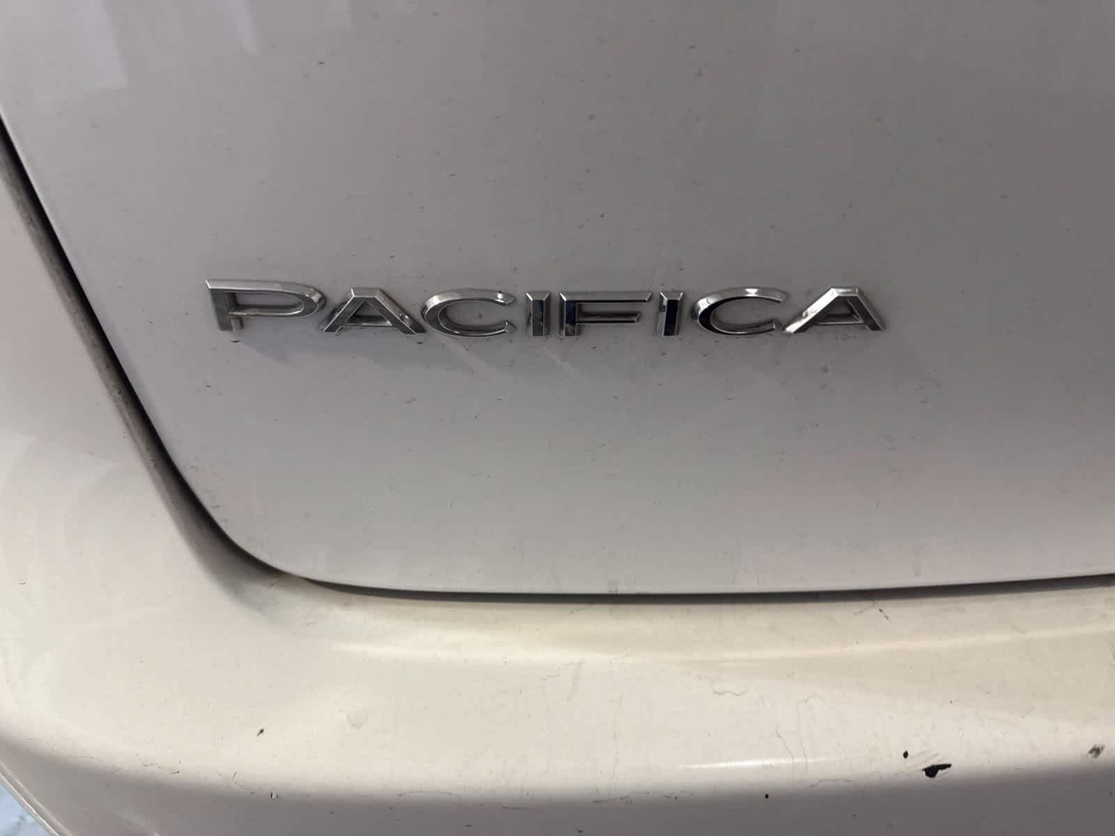 Used 2023 Chrysler Pacifica Touring-L FWD image 13