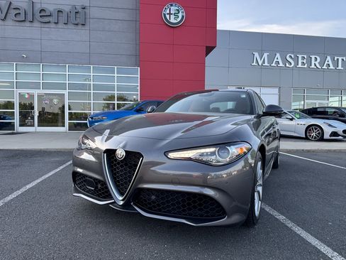 Certified 2023 Alfa Romeo Giulia Ti AWD/4WD image 5