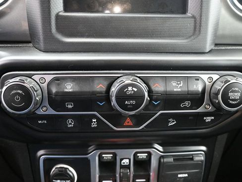 Used 2019 Jeep Wrangler Unlimited Sahara image 23