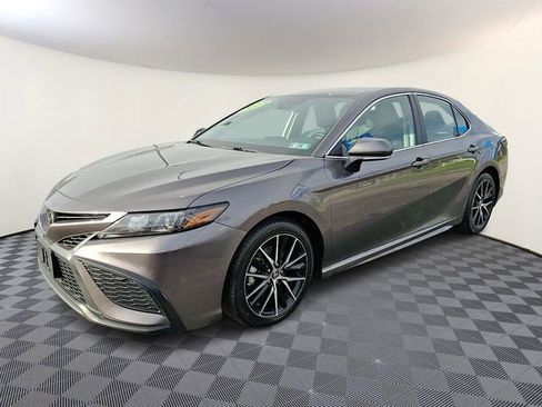 Used 2023 Toyota Camry SE FWD image 3