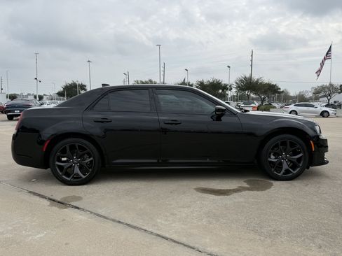 Used 2023 Chrysler 300 Touring L w/ Comfort Group image 3