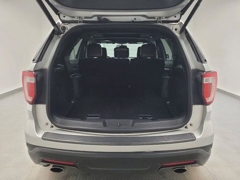 Used 2018 Ford Explorer XLT w/ Equipment Group 202A AWD/4WD image 29