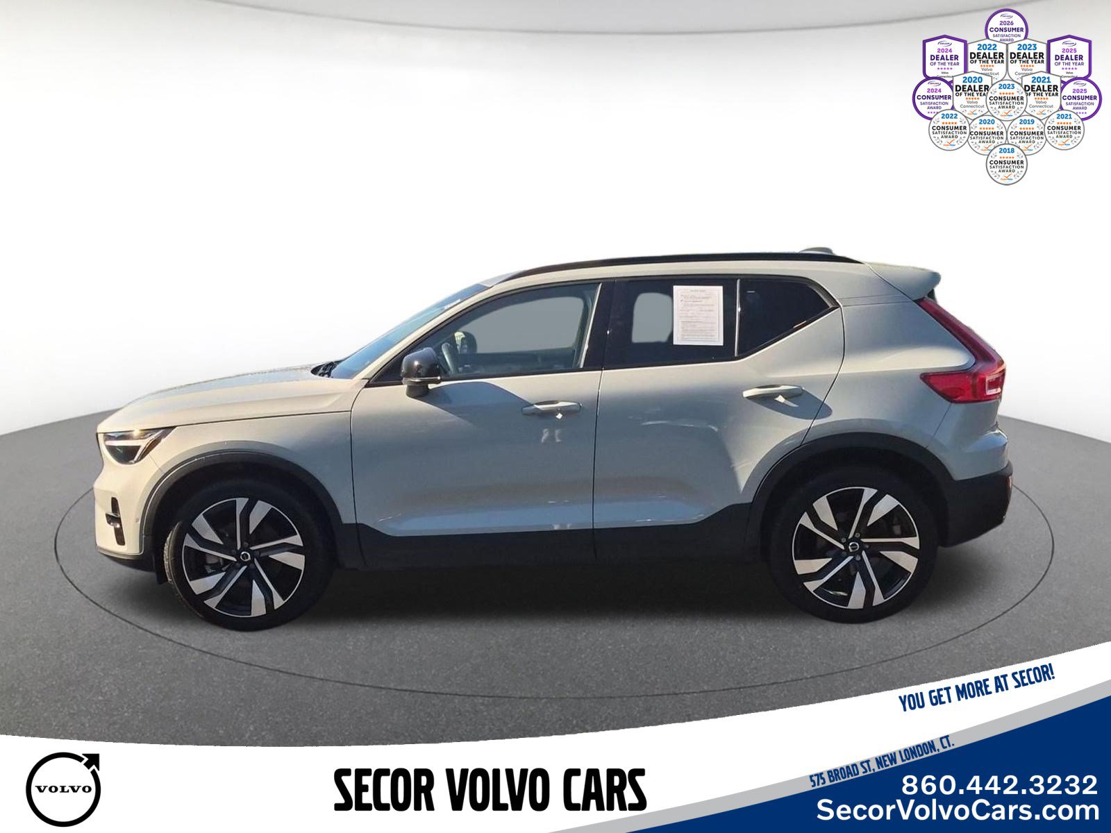 Used 2024 Volvo XC40 B5 Plus AWD/4WD image 10