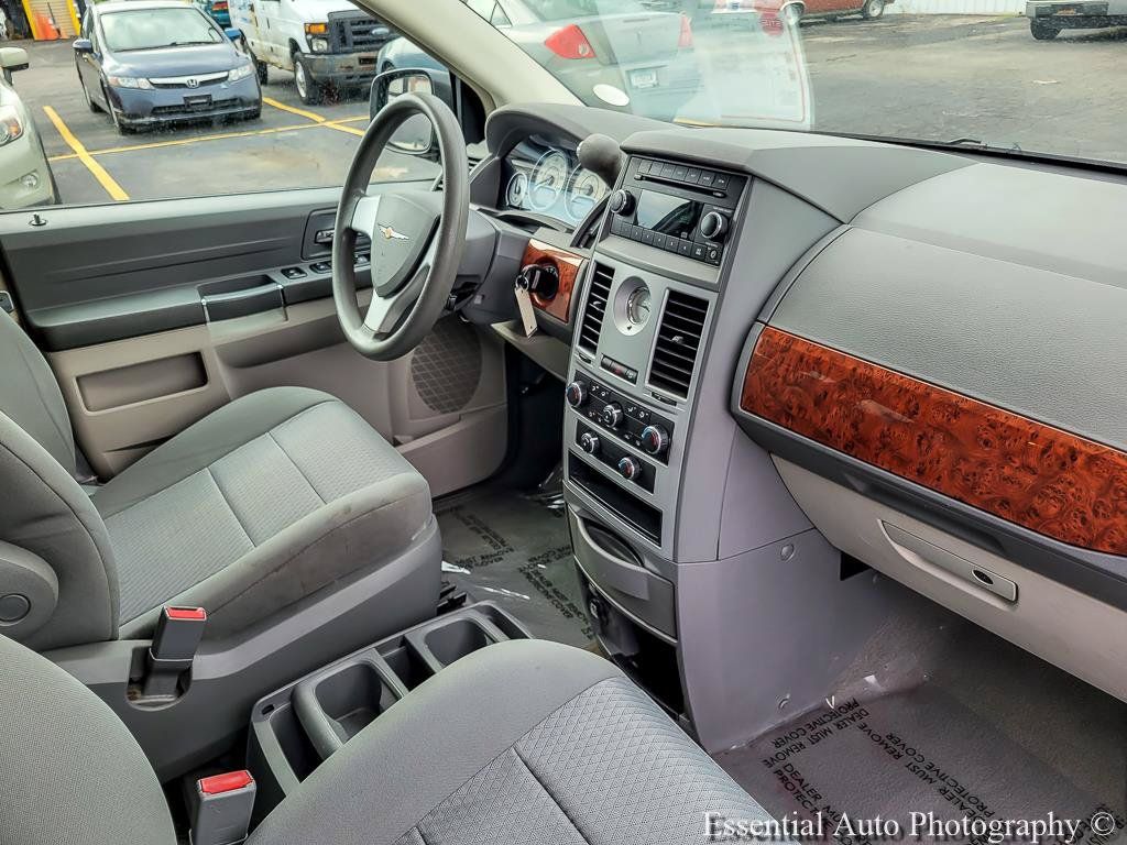 Used 2009 Chrysler Town & Country LX FWD image 26