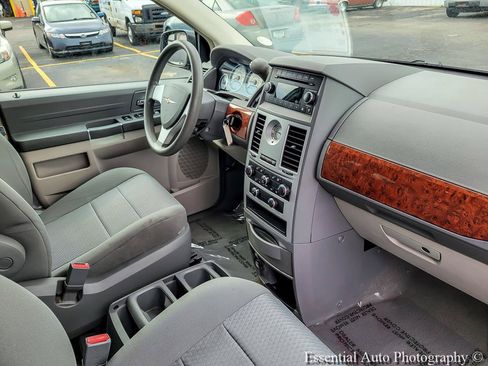 Used 2009 Chrysler Town & Country LX FWD image 26