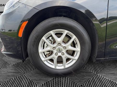 Used 2025 Chrysler Pacifica Select FWD image 15