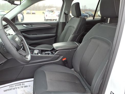 Used 2023 Jeep Grand Cherokee Laredo w/ Luxury Tech Group I AWD/4WD image 14