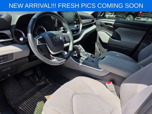 Used 2022 Toyota Highlander LE FWD image 8