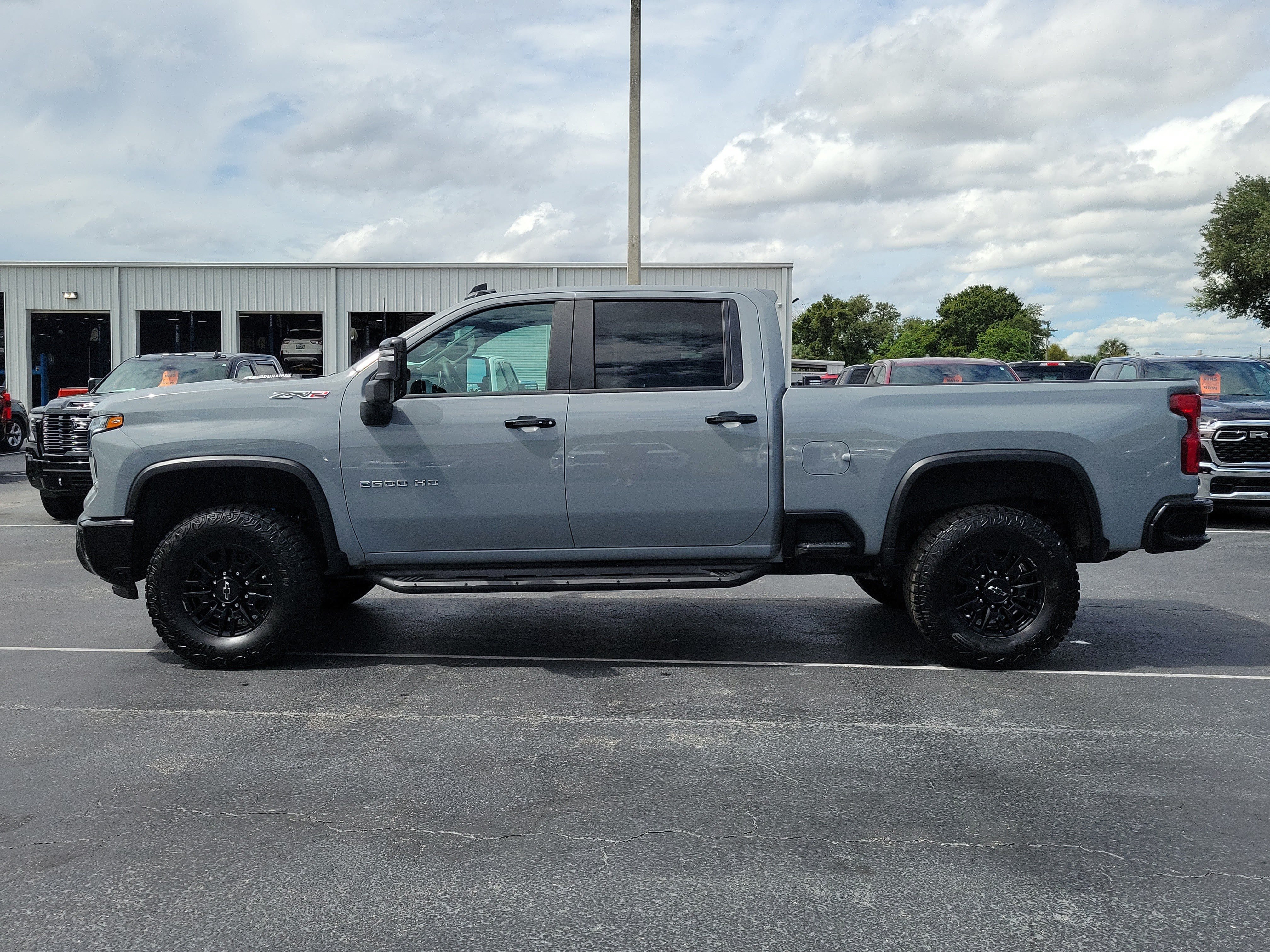 Used 2024 Chevrolet Silverado 2500 ZR2 w/ Technology Package AWD/4WD image 6