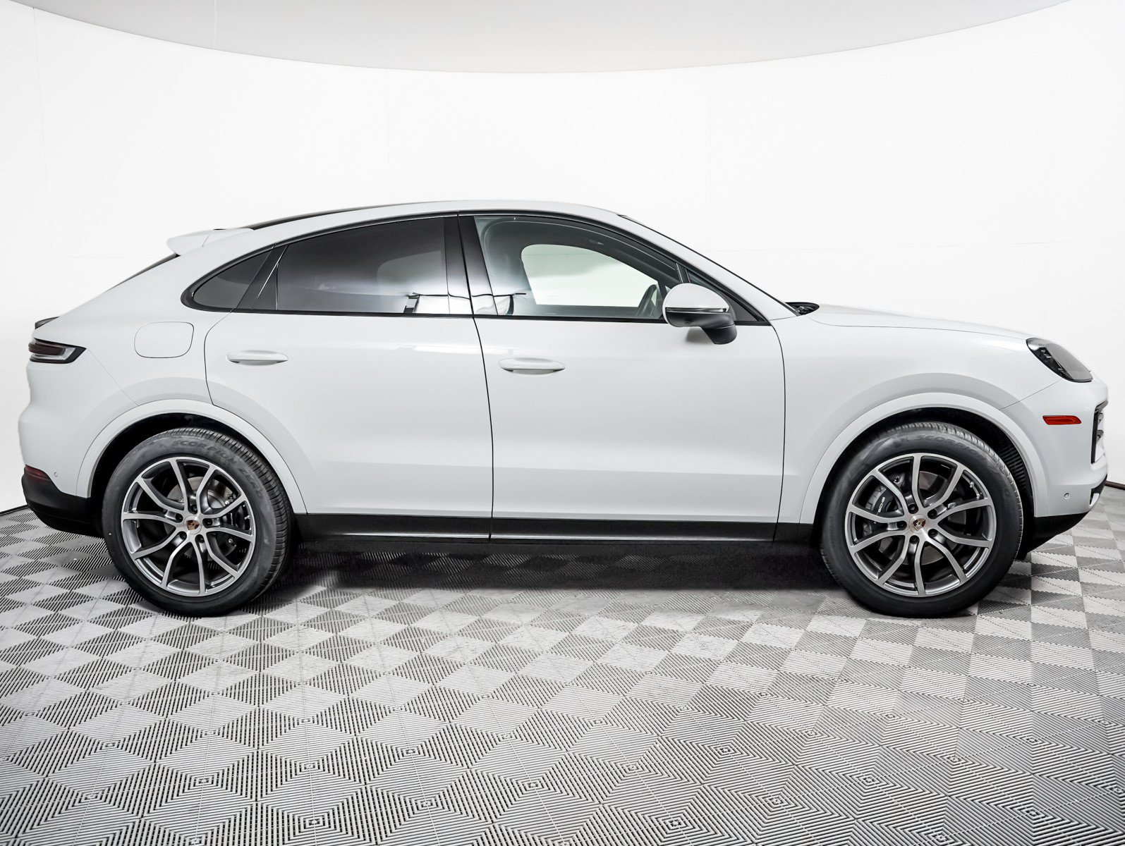 Certified 2025 Porsche Cayenne Coupe AWD/4WD image 9