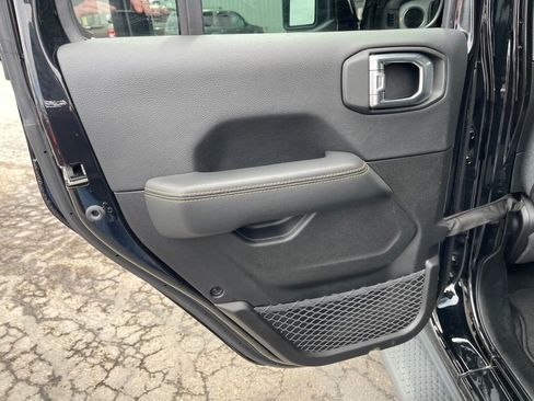 Used 2025 Jeep Wrangler Unlimited Sahara image 22