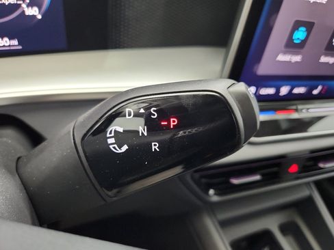 New 2026 Volkswagen Tiguan SE FWD image 17
