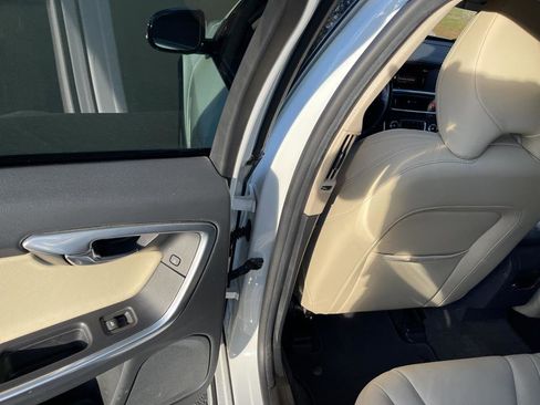 Used 2015 Volvo V60 T5 Cross Country image 33