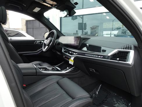 Used 2024 BMW X7 xDrive40i w/ M Sport Package AWD/4WD image 22