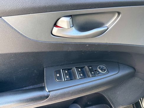 Used 2019 Kia Forte LXS FWD image 17