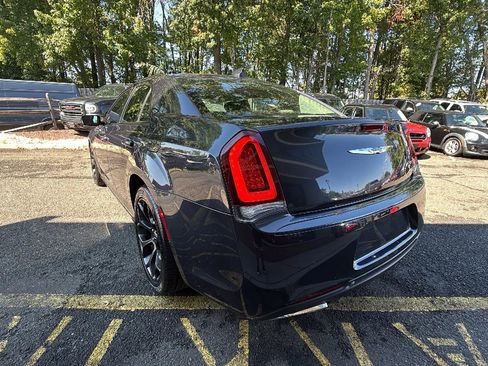 Used 2019 Chrysler 300 Touring w/ Sport Appearance Package image 4
