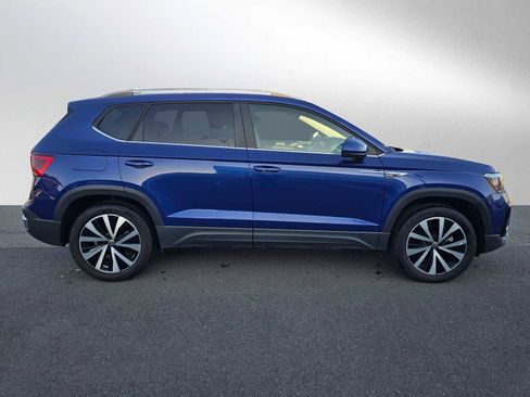 Used 2022 Volkswagen Taos SE w/ Panoramic Sunroof Package image 2