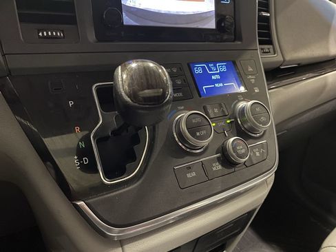 Used 2017 Toyota Sienna XLE w/ XLE Navigation Package FWD image 8