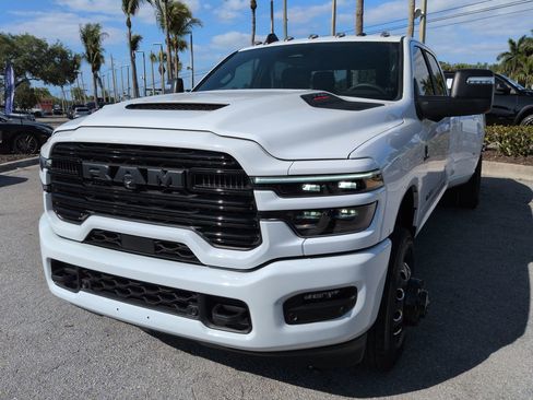Used 2025 RAM 3500 Laramie AWD/4WD image 9