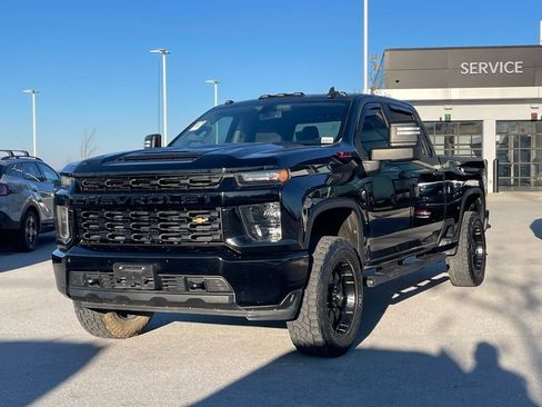 Used 2021 Chevrolet Silverado 2500 Custom w/ Custom Value Package image 3