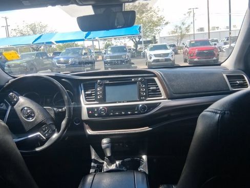 Used 2017 Toyota Highlander XLE AWD/4WD image 9