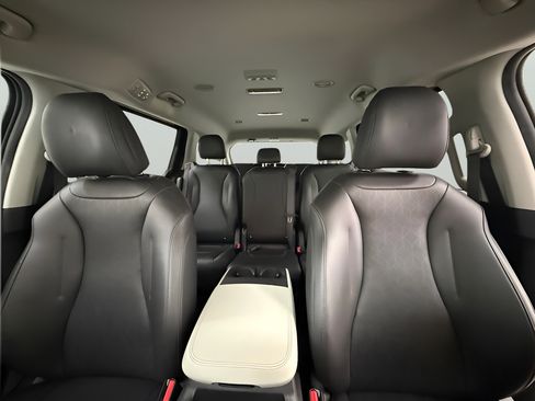 Used 2024 Kia Carnival LX FWD image 16