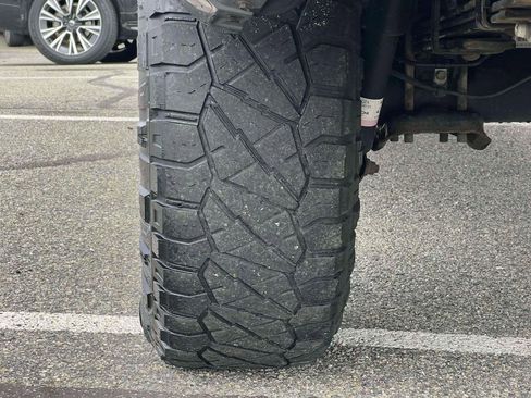 Used 2019 Toyota Tacoma SR5 w/ SR5 Appearance Package (SM) AWD/4WD image 8