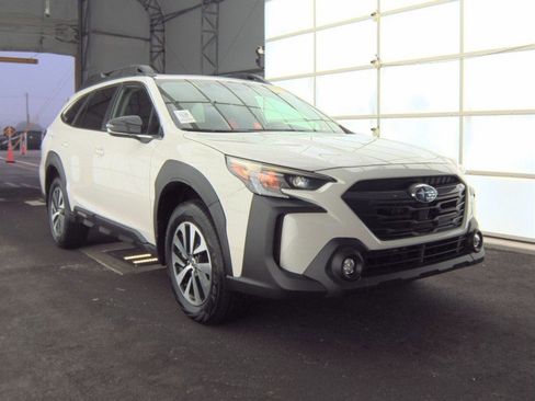Used 2023 Subaru Outback Premium image 4