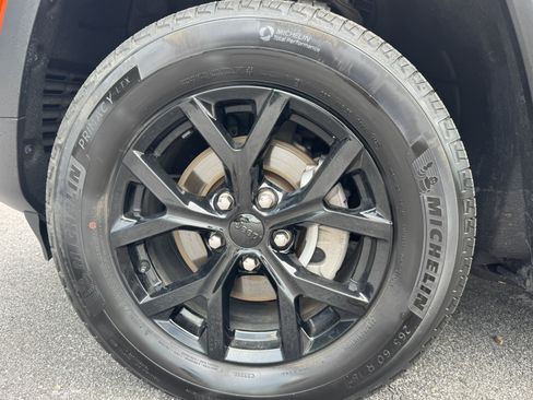 Used 2025 Jeep Grand Cherokee Altitude AWD/4WD image 14