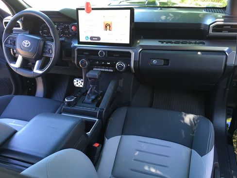 Used 2024 Toyota Tacoma TRD Sport AWD/4WD image 31